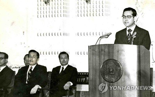 김종필 전 총리가 1973년 6월 24일 박정희 전 대통령의 발표문을 설명하는 모습. /사진=연합뉴스