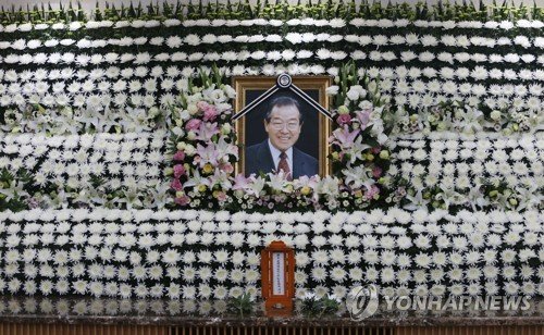 서울아산병원 장례식장에 마련된 빈소에 김종필 전 총리의 영정사진이 놓여있다.<div id='ad_body3' class='mbad_bottom' ></div> /사진=연합뉴스