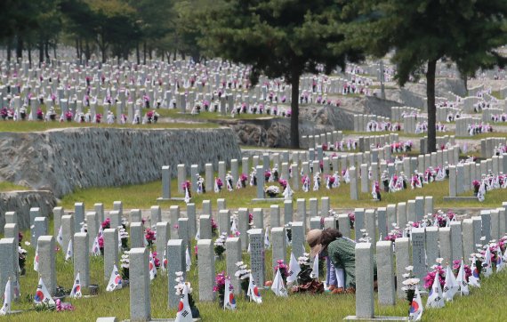 6.25 68주년을 하루 앞둔 24일 서울 동작구 국립서울현충원 묘역에서 한 가족이 참배하고 있다. 연합뉴스
