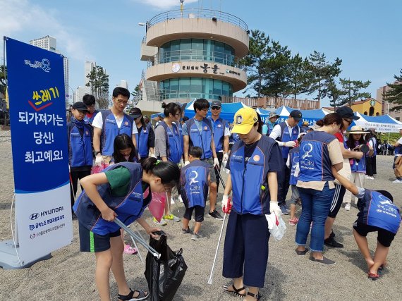 현대자동차는 울산시자원봉사센터와 함께 휴일인 24일 북구 정자해변에서 ‘가족봉사단 사계절 봉사-여름맞이 활동’을 실시했다. /사진=현대자동차