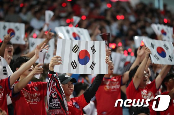 2018 러시아 월드컵 대한민국과 멕시코의 경기가 열린 24일 오전 월드컵 축구대표팀을 응원하는 시민들이 대구 수성구 연호동 대구삼성라온즈파크에 모여 열띤 응원전을 펼치고 있다. /사진=뉴스1