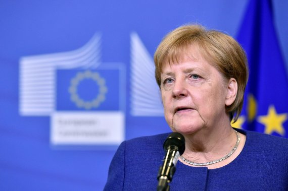 German Chancellor Angela Merkel talks to the press after an emergency European Union leaders summit on immigration at the EU Commission headquarters in Brussels, Belgium June 24, 2018. REUTERS/Eric Vidal<All rights reserved by Yonhap News Agency>