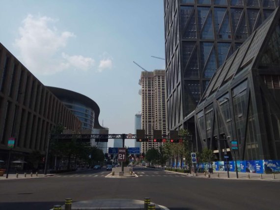 톈진 빈하이신구의 대표적 금융지구인 위지아푸 주요 거리에 금융기관들과 일반 기업들의 입주를 위한 고층건물들이 대거 들어섰다. 입주율이 기대에 못미치지만 일부 지역에선 여전히 새로운 건물이 건축중이다.
