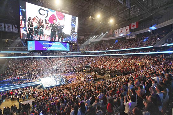 CJ E&M은 지난 23~24일(현지시간) 미국 뉴욕 프루덴셜센터에서 '케이콘(KCON)'을 성황리에 개최했다. 오후에 열린 케이팝 콘서트에는 이틀 동안 약 2만4000명이 모여 축제를 즐겼다.