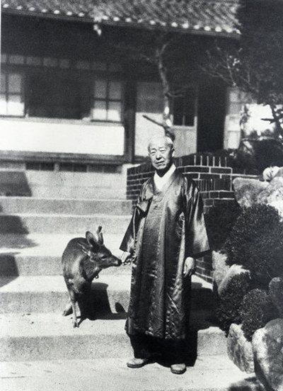 이승만 초대 대통령이 이화장 본채 앞에서 애완용으로 키우던 노루 '뱀비'와 함께 지난 1948년 봄에 찍은 사진.