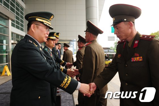 북한은 9일 오전 남북간 군 통신선 전화도 받지 않았다. 남북은 이 시간이면 매일 전화통화를 했다.