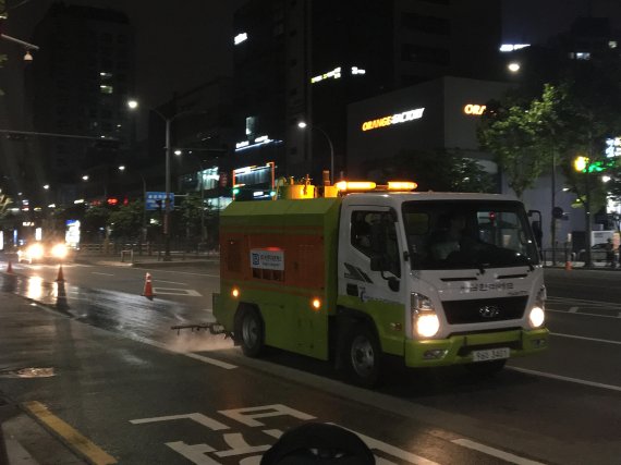 서울시가 미세먼지의 원인이 되는 질소산화물 정화기능이 있는 '광촉매'를 활용한 도로포장 신기술을 28일 새벽 1시~5시 사이에 강남대로 양재역 일대에 실시하고 있다.