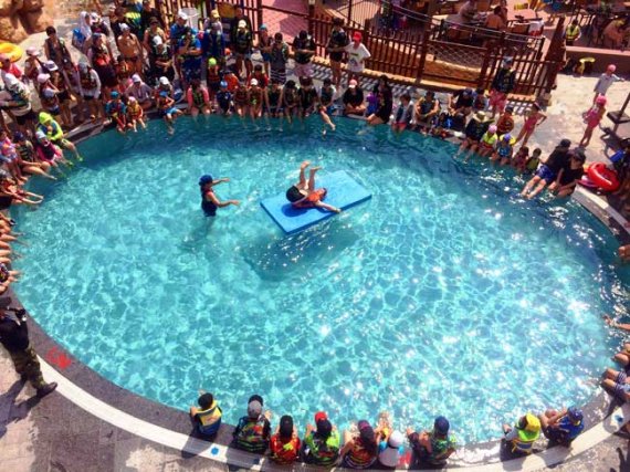 경기도 일산에 위치한 원마운트 워터파크 노천 수장에서 다양한 수중 게임이 진행되고 있다