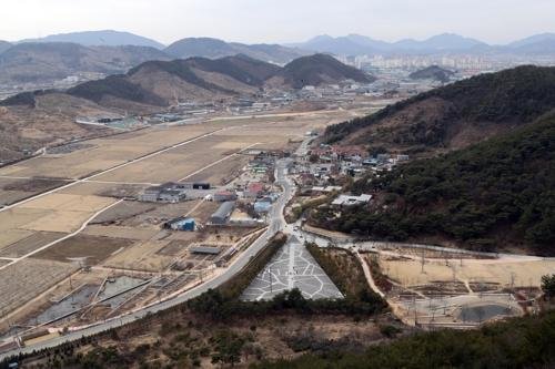 경남 김해시 봉하마을에 위치한 노무현 전 대통령 사저와 묘역 전경.