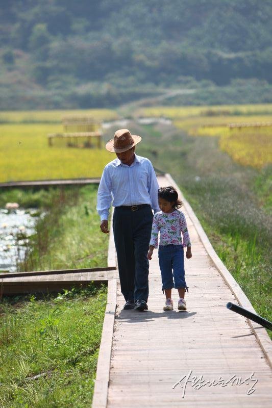 노무현 전 대통령이 고향 봉하마을에서 손녀와 산책하는 모습. 사진=사람사는세상 노무현재단