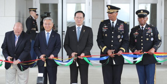 29일 경기도 평택 캠프 험프리스에서 열린 주한미군사령부 청사 개관식에서 이상철 청와대 국가안보실 1차장, 송영무 국방부 장관, 빈센트 브룩스 한미연합사령관 등 한미 정부 관계자들이 테이프 커팅을 하고 있다.(왼쪽 두번째 부터) /사진=연합뉴스