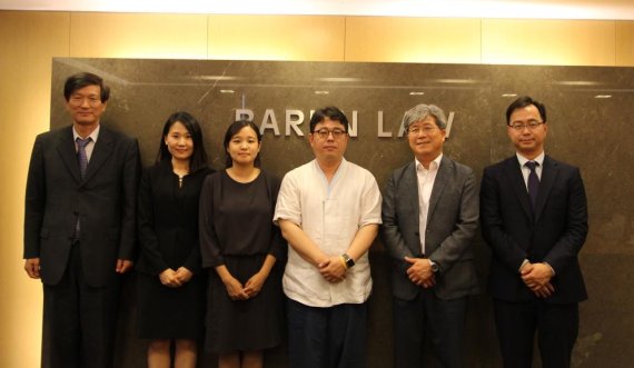 (왼쪽부터)법무법인 바른 정인진 변호사, 공익사단법인 정 송윤정 변호사, 난민인권센터 김연주 변호사, 난민인권센터 김규환 대표, 공익사단법인 정 김용균 이사장, 법무법인 바른 유영석 변호사/사진=바른