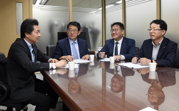 파이낸셜뉴스는 최근 서울 여의도 중소기업중앙회에서 중소기업기본법 개정에 따른 중소기업 정책방향 좌담회를 개최했다. 좌담회에 참석한 고대진 IBK경제연구소장과 임채운 서강대 교수, 노민선 중소기업연구원 연구위원, 김경만 중소기업중앙회 본부장(왼쪽부터)이 중소기업 정책방향에 대한 의견을 나누고 있다. 사진=박범준 기자