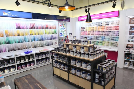 노루페인트 칼라메이트 논현점엔 350여종 페인트가 전시·판매 중이다.