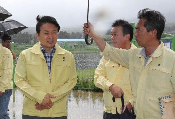 지난 1일 제주시 한천 제2저류지 증설 현장을 찾은 원희룡 제주도지사. 태풍 '쁘라빠룬' 북상에 따라 재난 대응 관계자와 현장 상황을 점검하고 있다. /fnDB