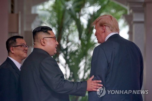 김정은 국무위원장(왼쪽)과 도널드 트럼프 대통령의 6월 12일 싱가포르 북미정상회담.[EPA=연합뉴스 자료사진]