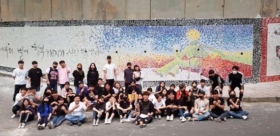부산도시공사가 마을공동체 협력사업으로 아파트나 학교 옹백 등을 아름다운 타일 벽화거리로 재탄생시켜 호응을 불러일으키고 있다. 부산 사하구 다대1동 다선중학교 옹벽에 설치된 타일 벽화(위)와 부곡동 늘푸른아파트 옹벽의 아름다운 벽화 장면(아래).