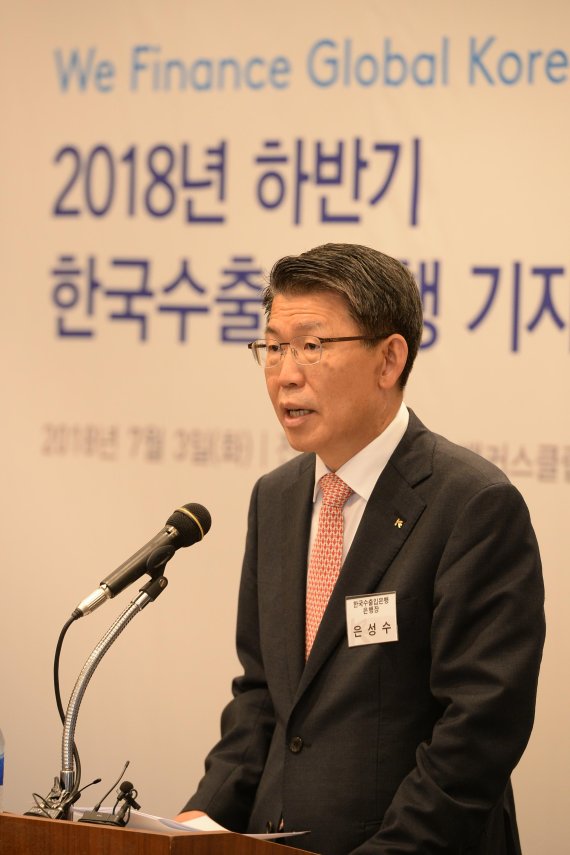 은성수 수출입은행장(사진)이 3일 서울 을지로 은행연합회에서 기자간담회를 열고 수은 중장기 발전방향인 '비전2030'을 설명하고 있다.