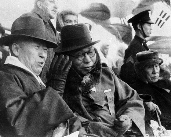 이승만 대통령(왼쪽)과 김구