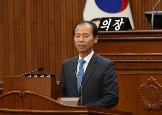 5일 최문순 강원도지사는 제10대 도의회 개원 및 제1회 추경예산 관련 시정연설에서 이번 회기에 제출된 제1회 추가경정 예산안의 총 규모는 5조166억 원이다 고 밝혔다.이날 시정연설에서 최 지사는 “일반회계의 예산 규모는 당초예산 4조 3500억 원보다 2775억 원이 증가한 4조 6275억 원이고, 세입예산은 세외수입 432억 원, 지방교부세 1689억 원,국고보조사업 375억 원, 순세계 잉여금 278억 원을 증액 편성하였다.”고 설명했다.