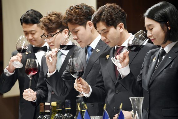 한국 소믈리에 와인 테이스팅 시범
