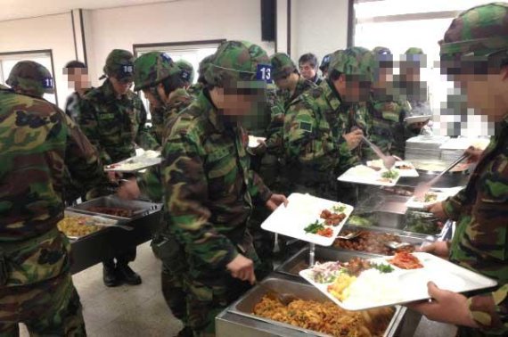 (기사 내용과 관련 없음)동원 예비군 훈련에 참여한 장병들이 점심식사 배급을 받고 있다./사진=국방부 제공