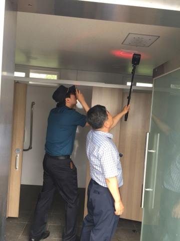 남양주시 공중화장실 몰래카메라 점검 현장. 사진제공=남양주시