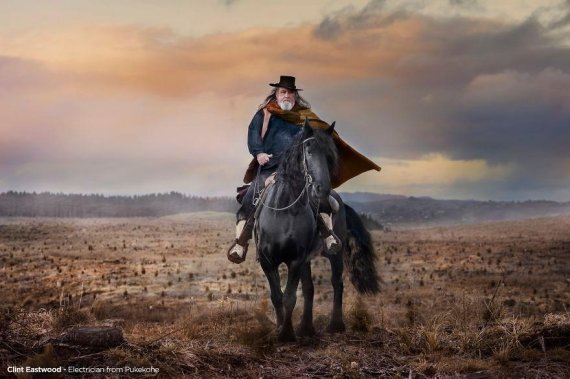 전기기사 클린트 이스트우드. 사진=보어드판다 갈무리