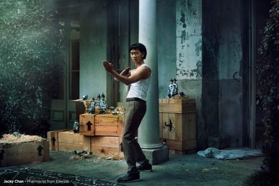 성룡과 똑같은 포즈를 취하고 있는 재키 찬 씨의 직업은 약사다. 사진=보어드판다 갈무리