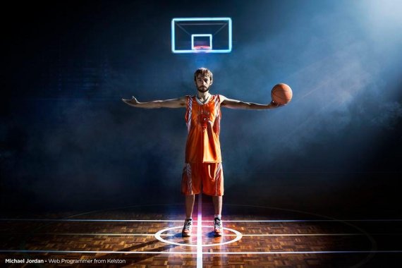 웹 프로그래머로 일하고 있는 마이클 조던. 사진=보어드판다 갈무리