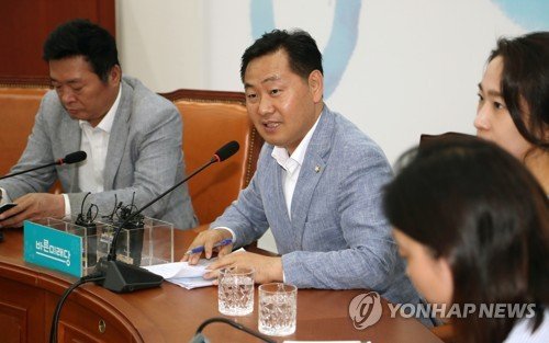 김관영 바른미래당 원내대표가 8일 오전 국회에서 열린 기자간담회에서 발언을 하고 있다.