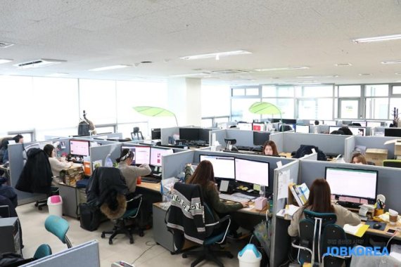 어반디지털마케팅 직원들이 서울 가산동 소재 본사에서 일을 하고 있다.
