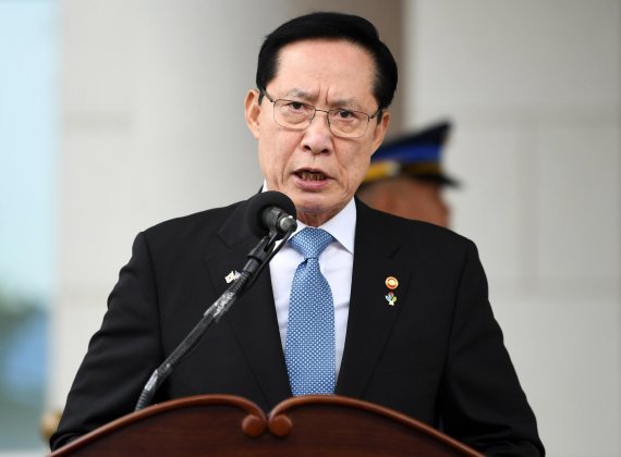 송영무 국방부 장관이 자신의 부적절한 발언에 대해 공식 사과했다. 연합뉴스