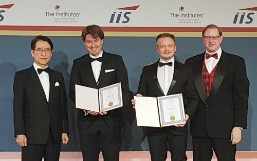 9일 저녁(현지시간) 독일 베를린 인터컨티넨탈호텔에서 열린 '2018 세계보험협회 글로벌인슈어런스포럼'에서 신용호세계보험학술대상을 수상한 독일 프리드리히-알렉산더대학의 알렉산더 보너트 교수(왼쪽 두번째), 알브레흐트 프리체 교수(왼쪽 세번째)가 신창재 교보생명 회장(왼쪽), 마이클 모리세이 세계보험협회(IIS) 회장과 기념촬영을 하고 있다.