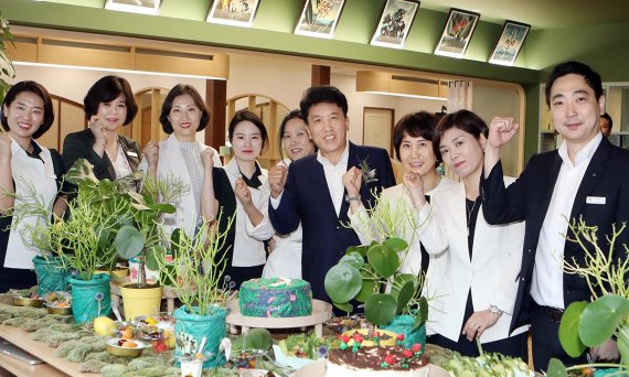 함영주 KEB하나은행장(오른쪽 네번째)이 10일 서울 잠실동 기존 잠실레이크팰리스 지점에 자리한 '컬처뱅크' 3호점에서 직원들과 기념촬영을 하고 있다.