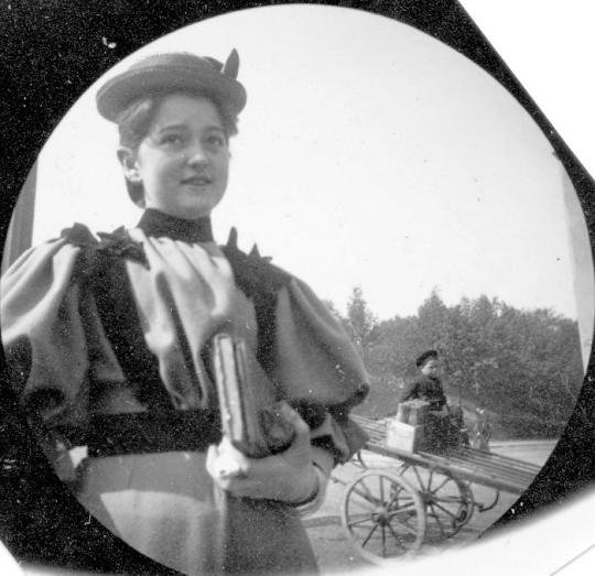 칼 스토머가 촬영한 125년 전 몰래카메라 사진 [사진=위키미디어]