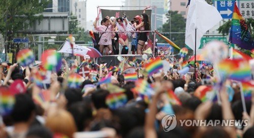 지난 2017년 서울 시청광장에서 열린 제18회 퀴어문화축제 참가자들이 거리행진을 하고 있는 모습 [연합뉴스 자료사진] /사진=연합뉴스