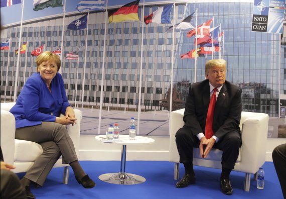 도널드 트럼프 미국 대통령(오른쪽)과 앙겔라 메르켈 독일 총리가 11일(현지시간) 벨기에 브뤼셀의 북대서양조약기구(NATO) 본부에서 개별 회담을 앞두고 서로 다른 쪽을 바라보고 있다.AP연합뉴스