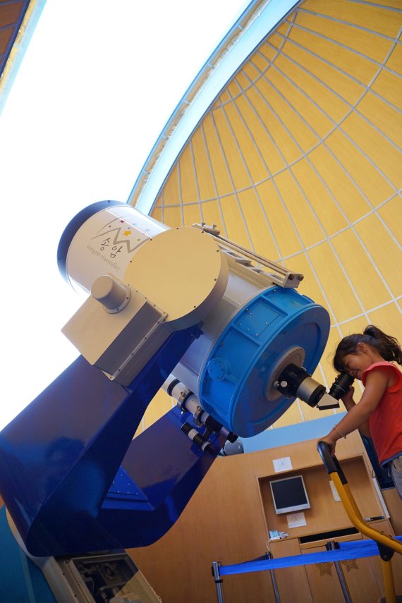 송암스페이스센터 뉴턴관에서 볼수 있는 국내 기술로 만든 첫 600㎜ 주망원경.