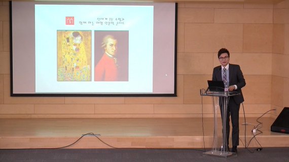 지난 3월 30일 신세계TV쇼핑 본사 대강당에서 열린 여행 인문학 콘서트에서 이태훈 여행전문작가가 인문학 강연을 하고 있다.