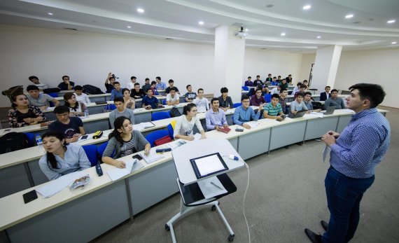 '국내대학 수출 1호' 우즈베키스탄 타슈켄트 인하대(IUT)에서 우즈베키스탄 학생들이 수업을 듣고 있다. 사진=인하대 제공