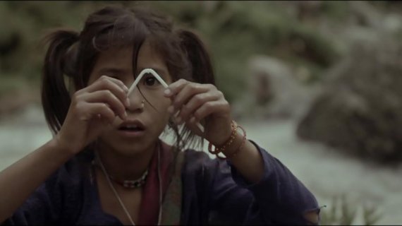 호기심 소녀 A Curious Girl. Nepal | 2017 | 14min | Color | Fiction 네팔 고원지대, 소떼를 관리하던 잘게디는 우연히 외국인이 버리고 간 빨대를 가지고 놀게 된다. 감독 - 라제시 프라사드 카트리 Rajesh Prasad KHATRI/사진=울주세계산악영화제