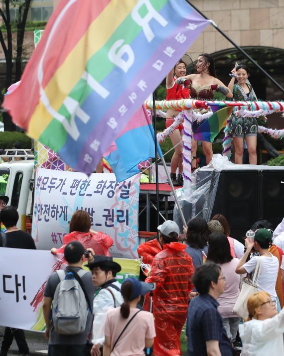 지난해 7월15일 서울 중구 서울시청 앞에서 열린 제18회 퀴어문화축제 참가자들이 거리행진을 하고 있다. /사진=연합뉴스