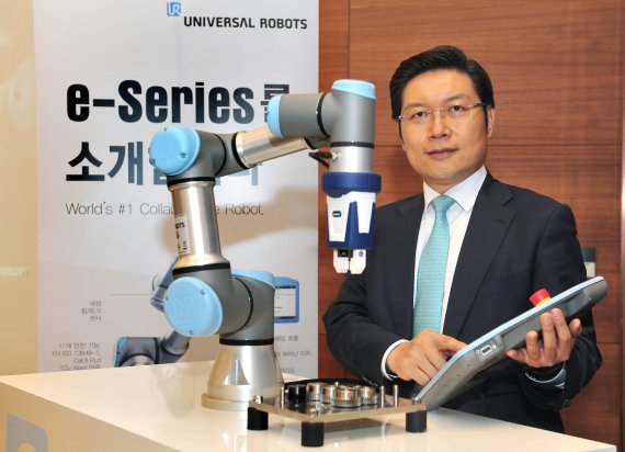 유니버설로봇 이용상 한국 영업 본부장이 13일 경기 판교역로 코트야드 메리어트 판교에서 신제품 e-시리즈 협동로봇을 시연하고 있다.