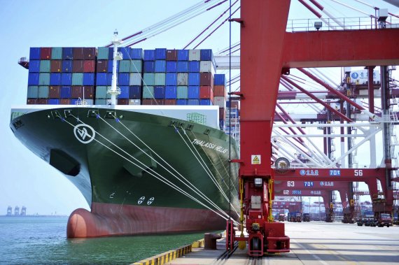 무역전쟁 마주한 중국 '빚 줄이기' 일단 유보
