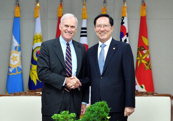송영무 국방부장관(오른쪽)은 13일 한국을 방문한 리차드 스펜서 미국 해군성 장관을 면담하고, 한반도 비핵화와 평화정착을 위한 한미 간 공조와 양국 해군 간 협력 강화에 대해 논의했다.