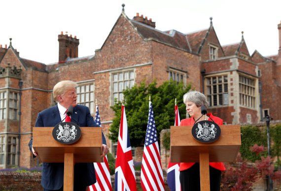 U.S. President Donald Trump and British Prime Minister Theresa May hold a press conference after their meeting at Chequers in Buckinghamshire, Britain July 13, 2018. REUTERS/Kevin Lamarque <All rights reserved by Yonhap News Agency>