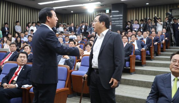 지난 12일 오후 국회에서 열린 자유한국당 20대 국회 후반기 국회부의장 후보 경선 중 심재철 의원(오른쪽)이 의사진행발언을 요구하자 김성태 당대표 권한대행이 후에 하라며 저지하고 있다. 연합뉴스