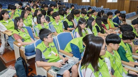 춘천역 광장에서 외국인 관광객을 위한 관광해설사로 봉사하기 위해 사전 교육을 받고 있는 춘천지역 고교생들. 사진=서정욱 기자