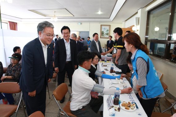 농협 경남본부가 지난 13일 경남 통영시 한산면 일원에서 제4차 농업인 행복버스를 운영했다./사진=경남농협